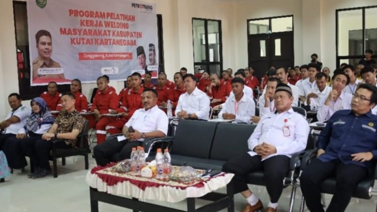Pelatihan kerja bersertifikasi untuk meningkatkan kompetensi teknis tenaga kerja lokal.