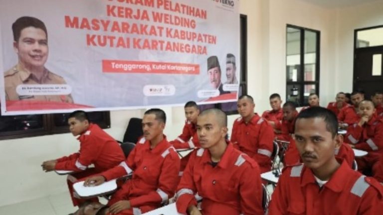 Suasana pelatihan berdasarkan unit kompetensi. Dinas Transmigrasi dan Tenaga Kerja Kabupaten Kukar.