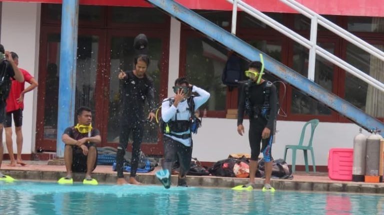 Suasana pelatihan tim diving pariwisata.